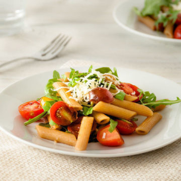 tomato-arugula-italian-pasta-on-plate